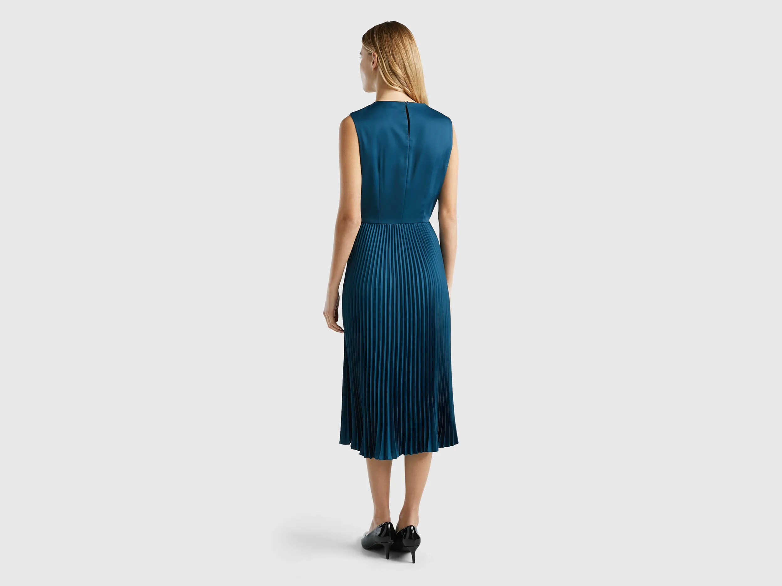 Vestido midi con falda plisada