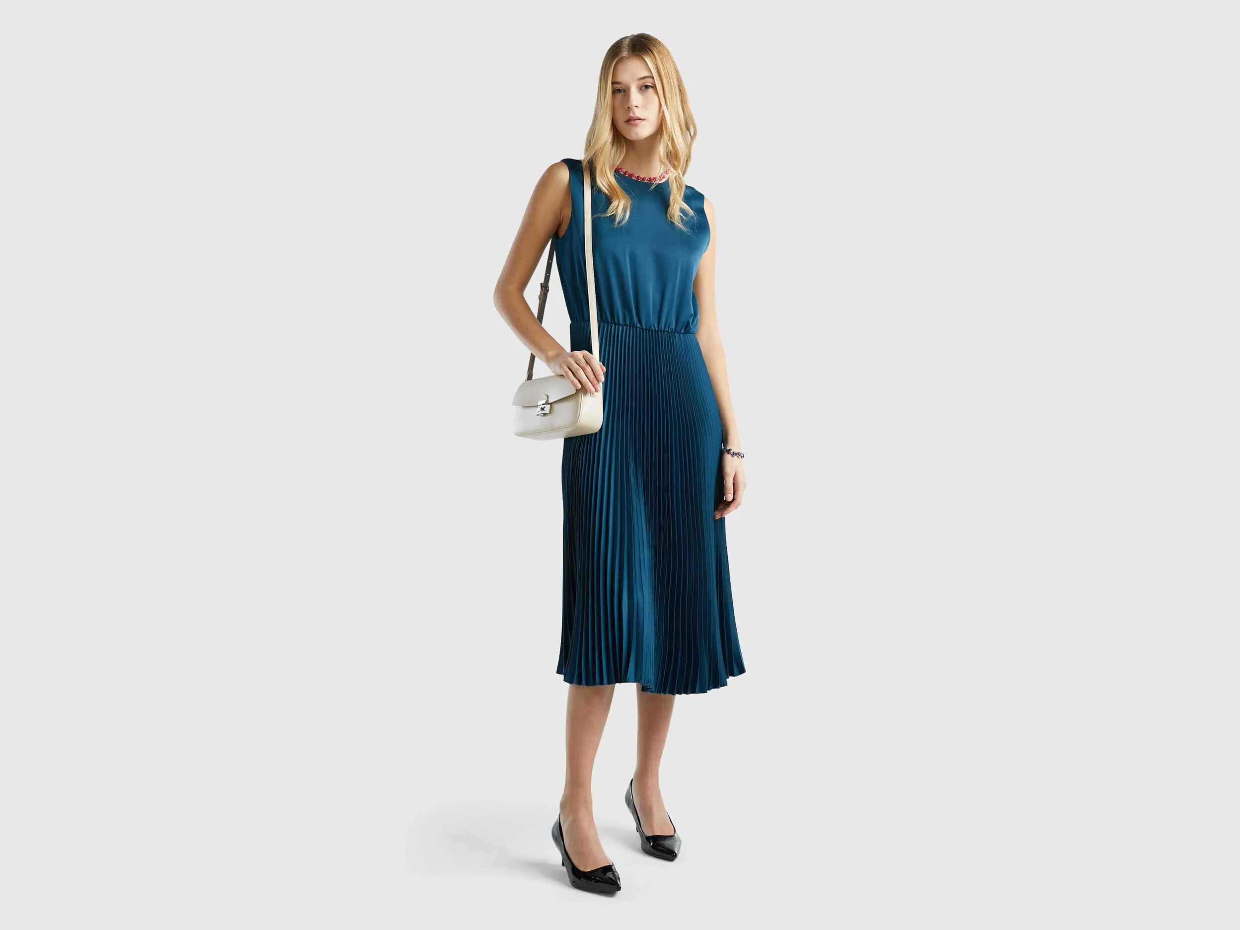 Vestido midi con falda plisada