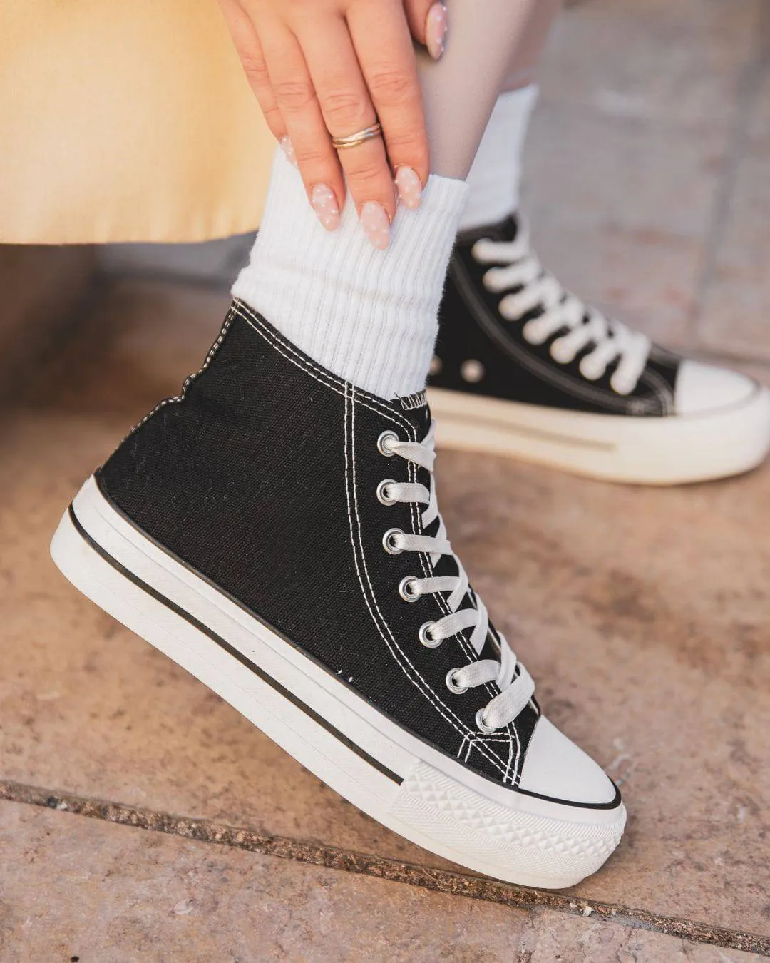 ZAPATILLAS ALTAS PARA MUJER EN LONA NEGRA  DELPHINE