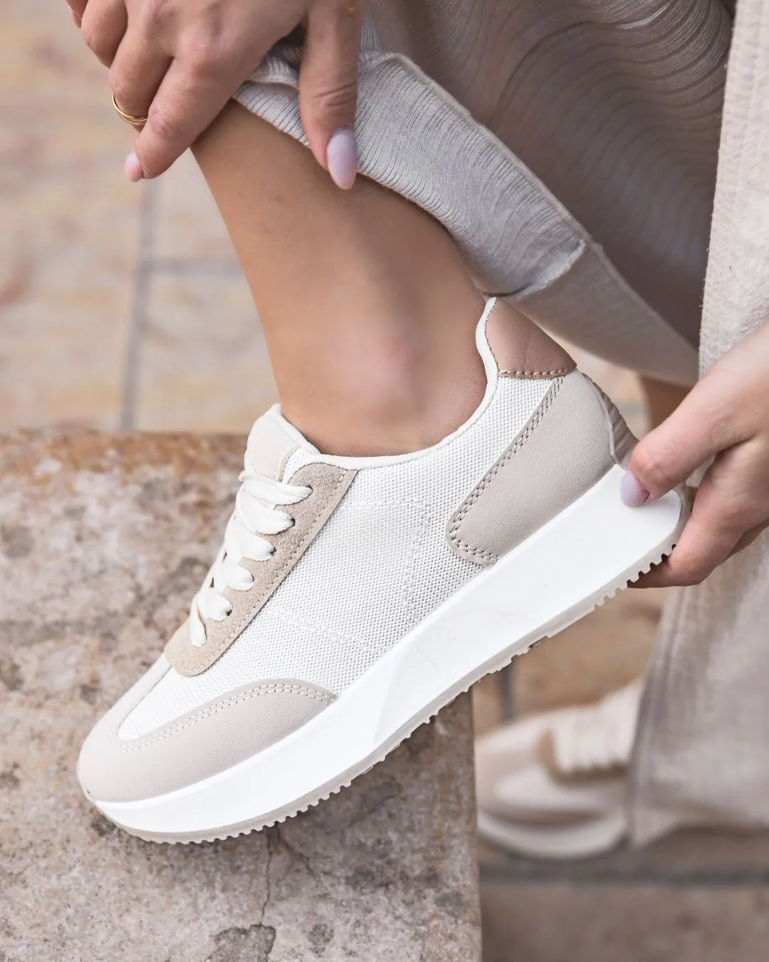 ZAPATILLAS DE LONA BEIGE CON CORDONES PARA MUJER  OPALINE