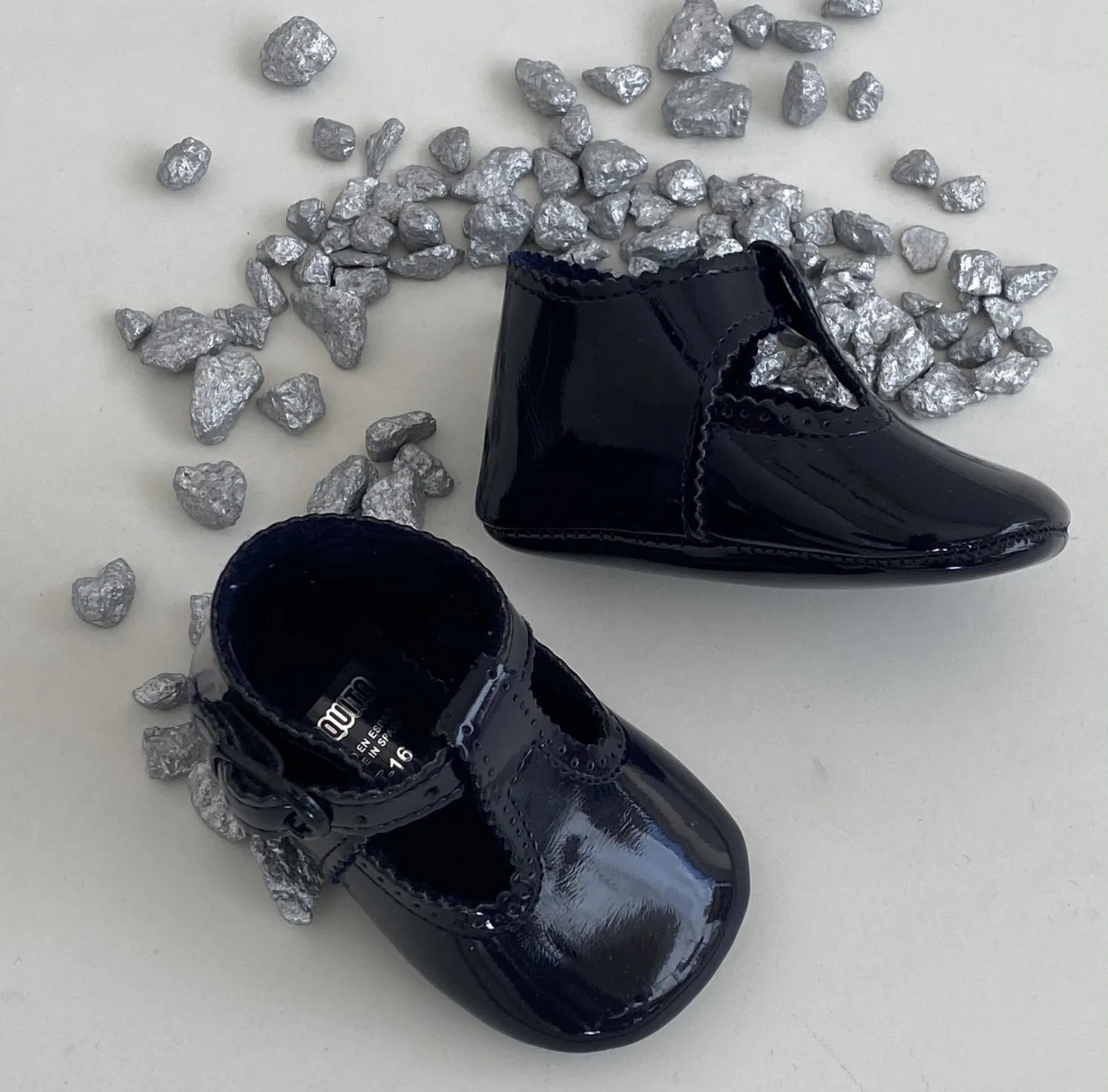 Zapatito para niño de charol, blanco o marino.