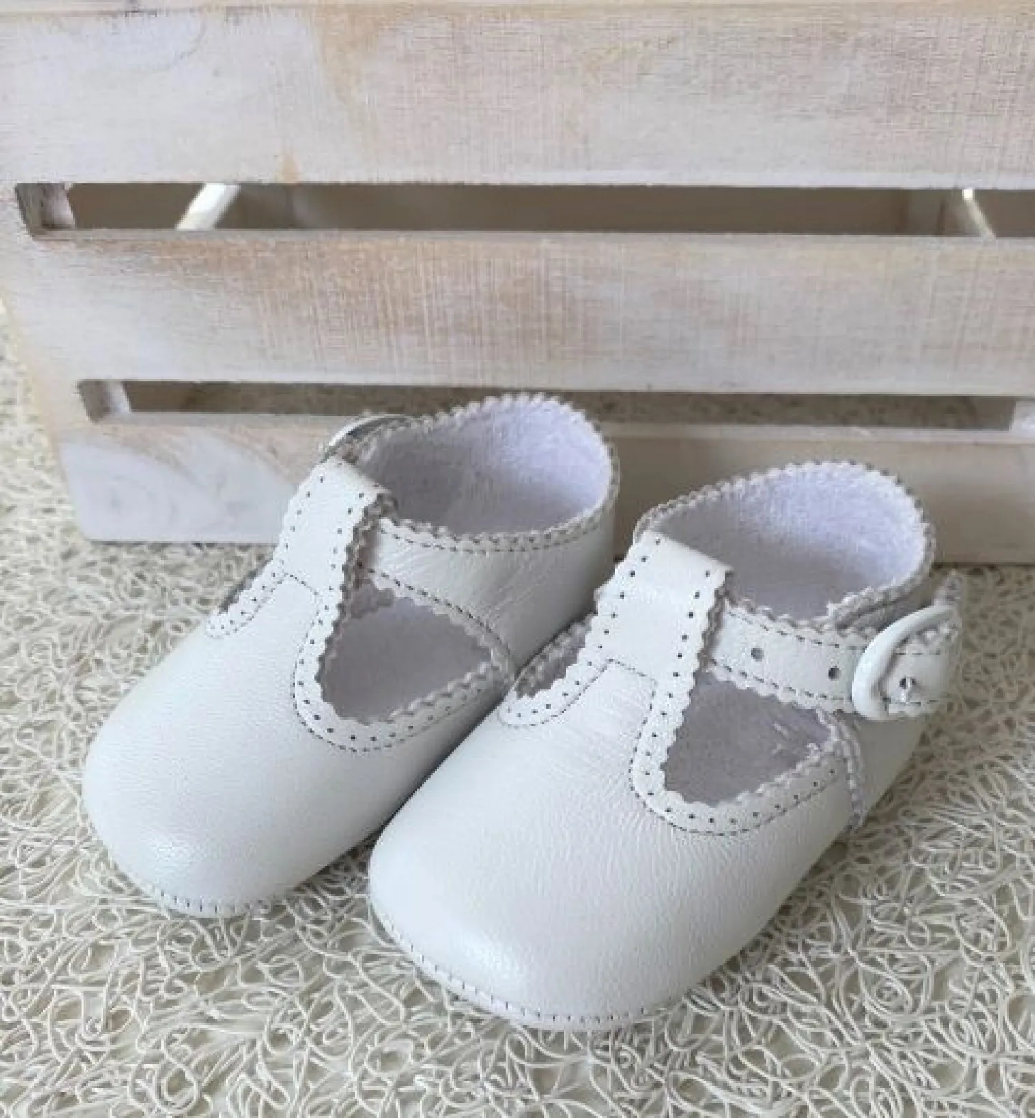 Zapatito para niño de charol, blanco o marino.