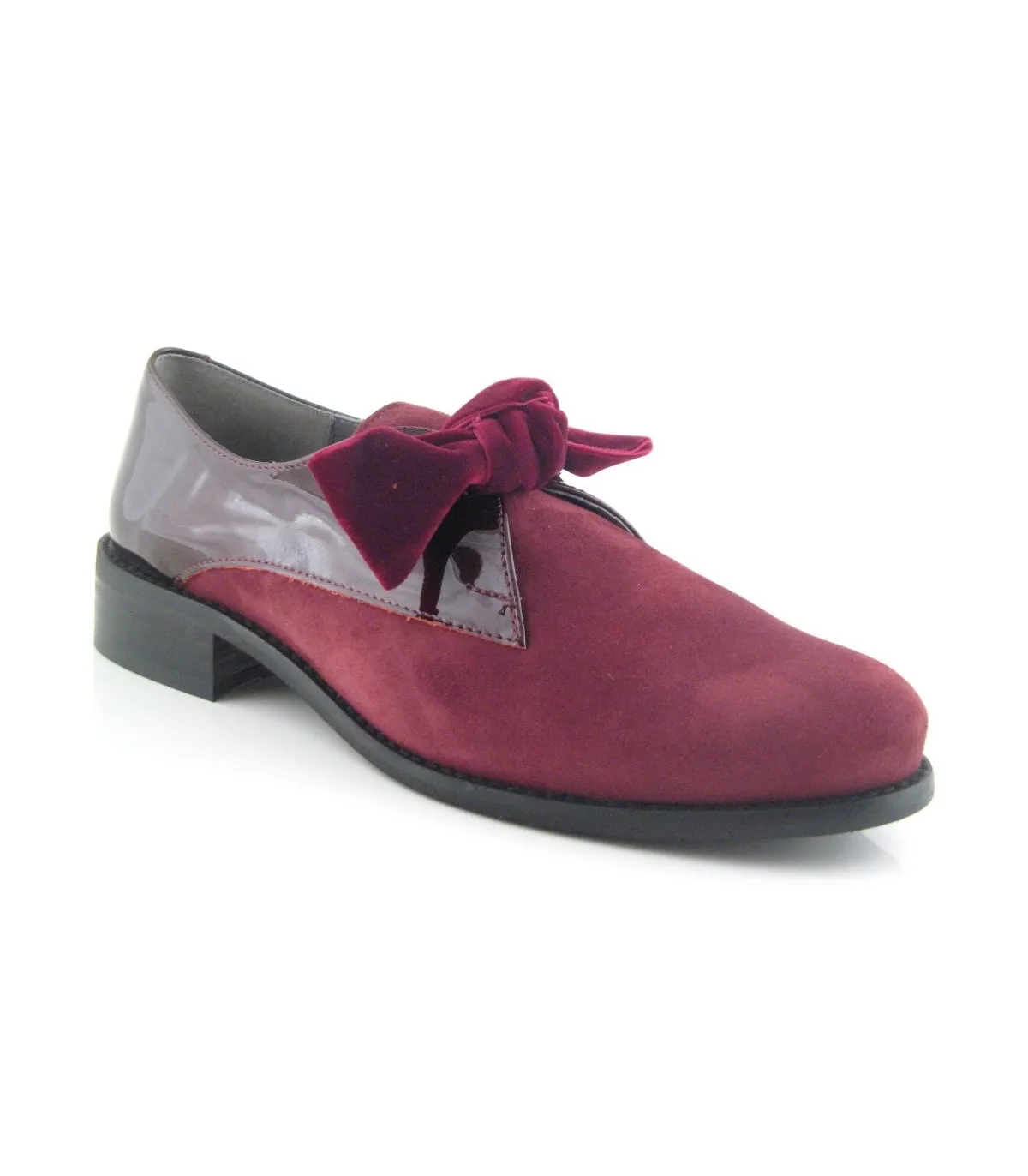 Zapato de charol combinado con serraje